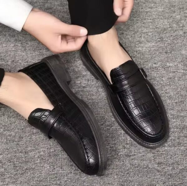 Comfortable thick-soled leather loafers for men, casual and classic.