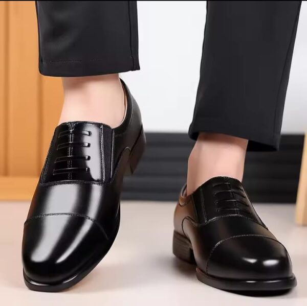 Business casual men's shoes, cow leather, rubber outsole for safety.