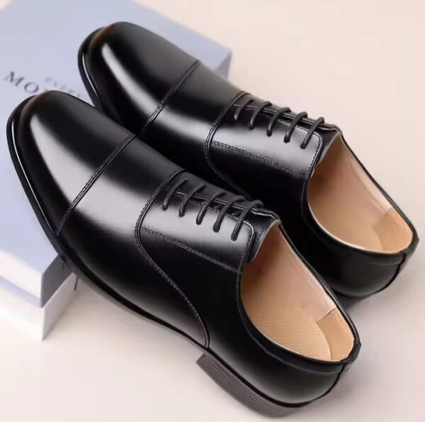 Business casual men's shoes, cow leather, rubber outsole for safety.