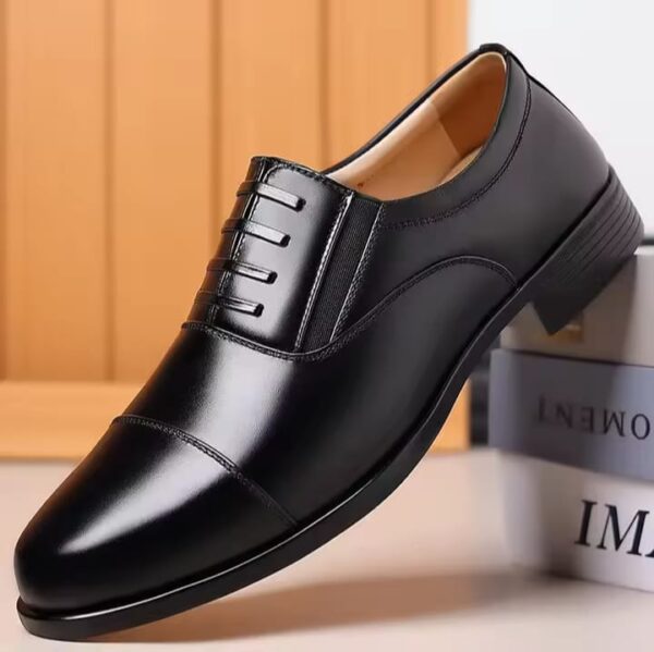 Business casual men's shoes, cow leather, rubber outsole for safety.